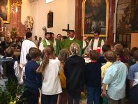 Kinder um den Altar