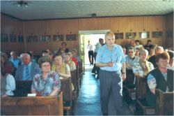 Viele kamen zur Maiandacht am 1. Mai, Alfred Gruber, unser langjähriger Kirchenvater, in der Mitte.