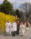 Ministranten und Priester auf dem Weg zur Kapelle in der Oberdorfstraße.