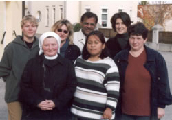Cliff (Kaplan in Aspern von 1996-99) mit den Kinderverantwortlichen in Bernhardsthal