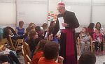 Weihbischof Franz Scharl besucht die Kathi-Kids